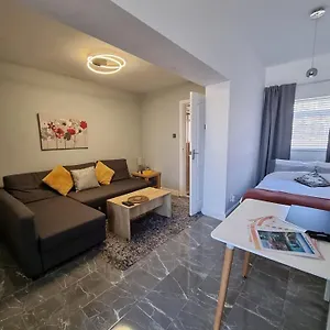  Apartment Your Own Studio Flat With Everything Need! Fully Equipped Kitchen, Free Coffee And Tea, Own Entrance, Private Parking, Smart Tv With Netflix, Sofa Bed, Your Own Shower And Toilet - Newly Renovated!