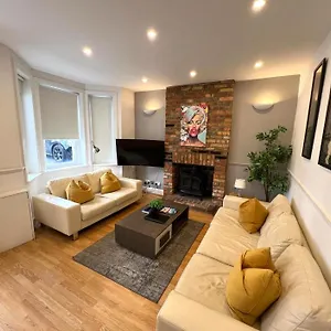  Holiday home Great 4 Bedroom House - Great Location - Garden - Parking - Fast Wifi - Smart Tv - Newly Decorated - Sleeps Up To 8! Only 10 Mins Drive To Sandbanks Beach! Close To & Bournemouth